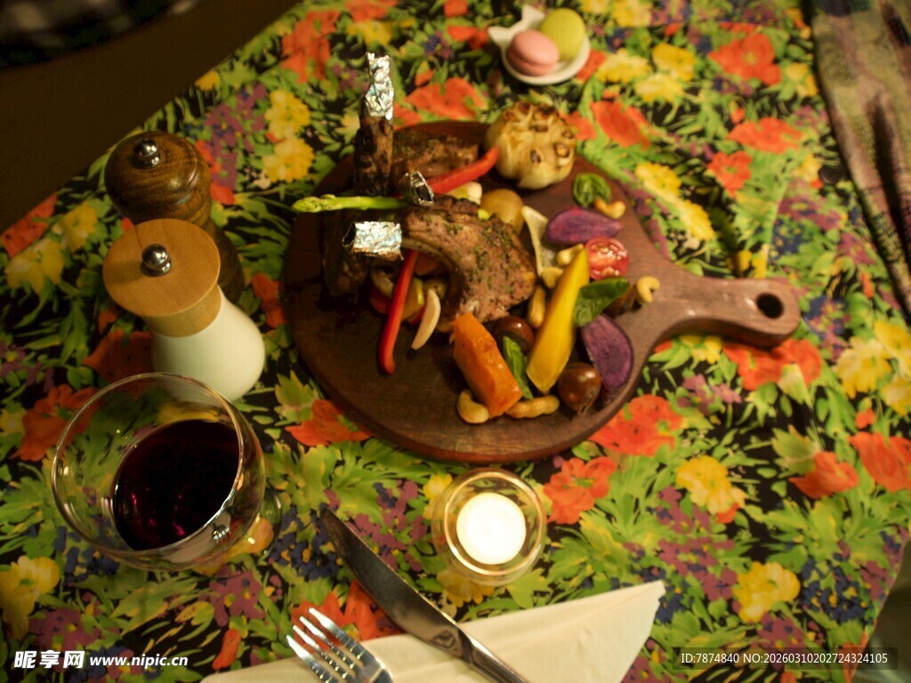 多彩桌布上的精致餐食