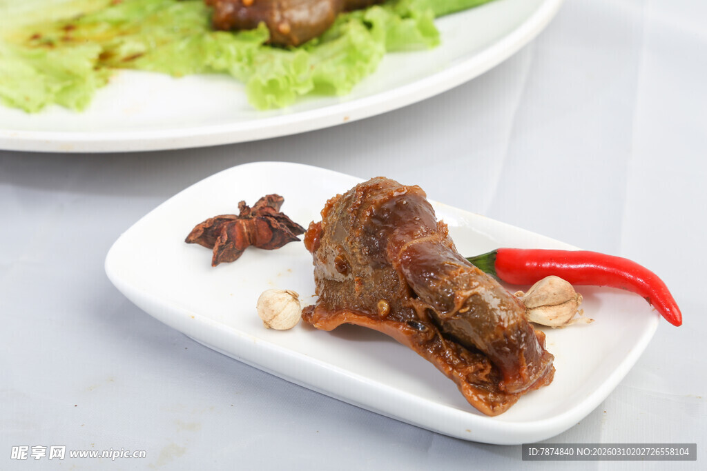 美味卤鸭脖摆盘精致