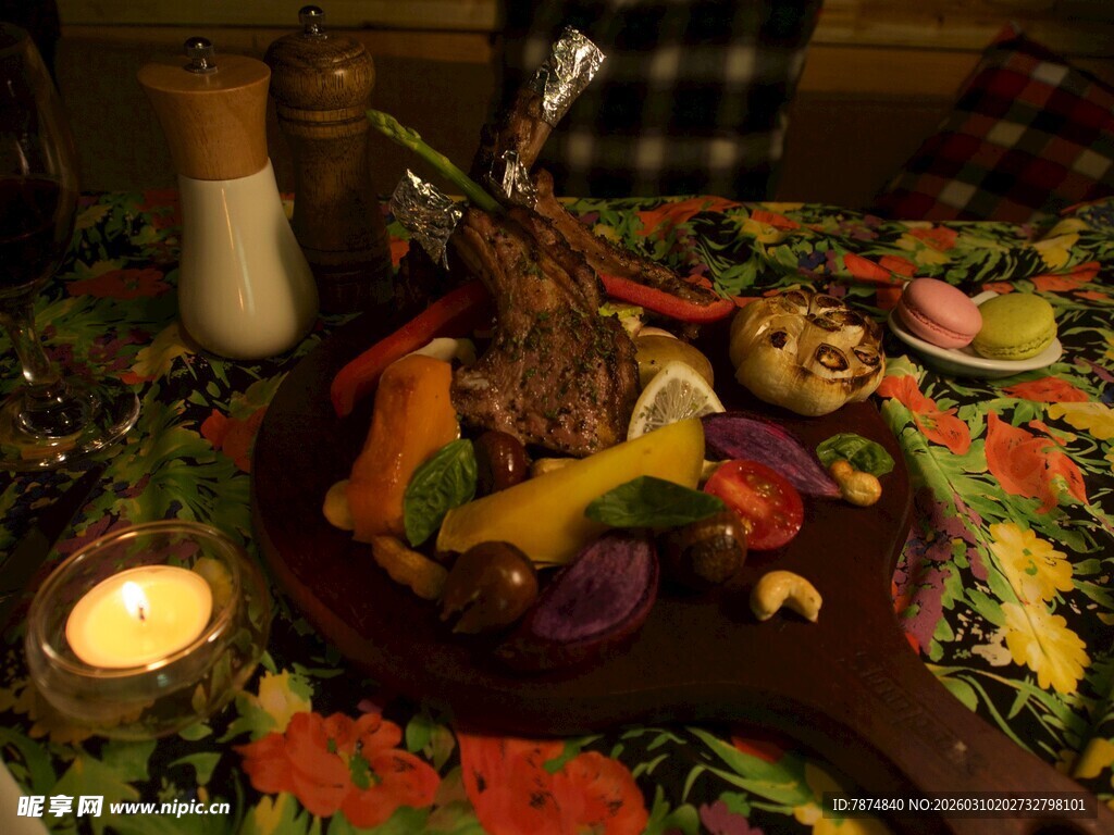 多彩桌面摆件与温馨烛光