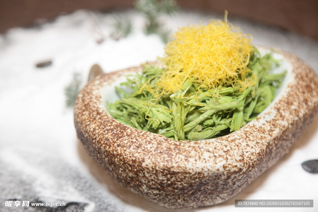 创意摆盘的绿色蔬菜料理