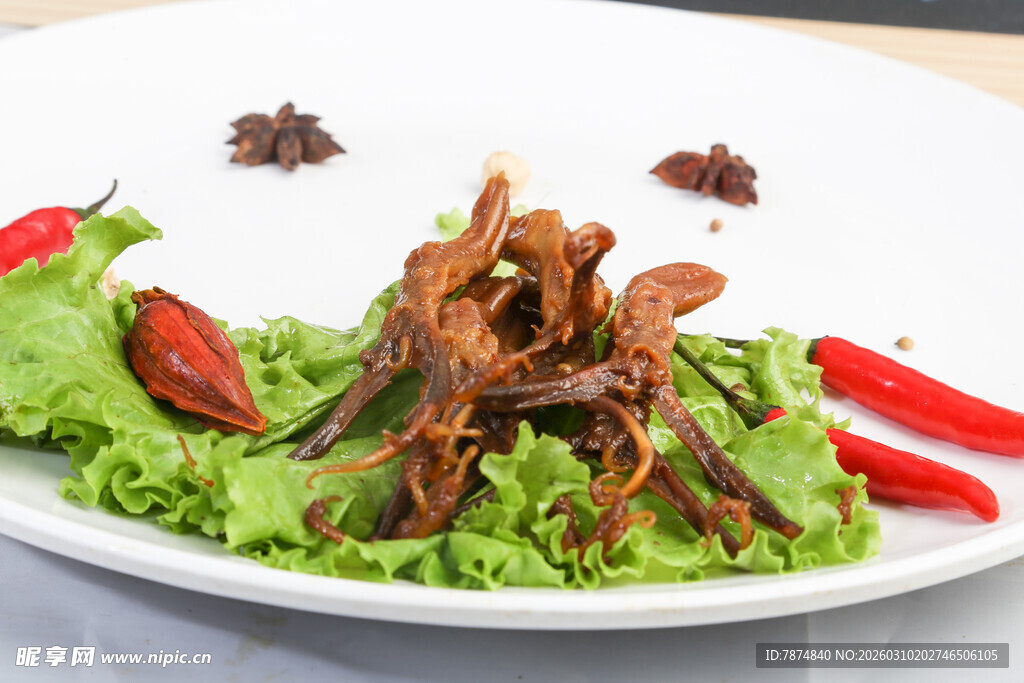 香辣鱿鱼配生菜摆盘