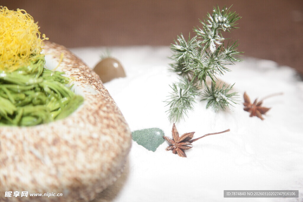 冬日香料与绿植静物组合