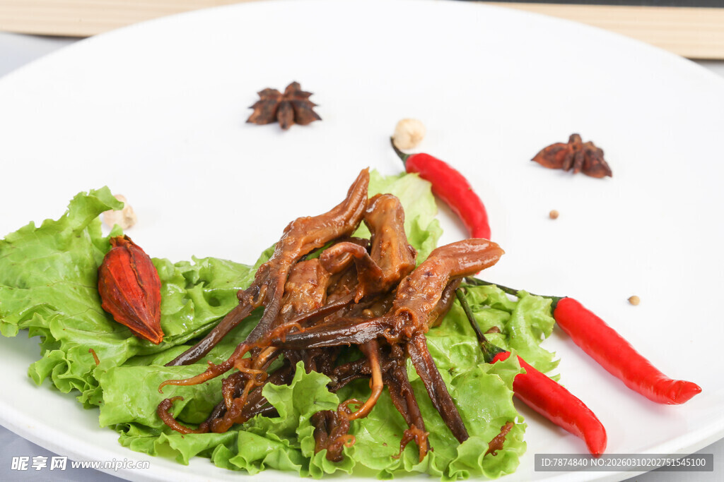 香辣鸭舌摆盘精致