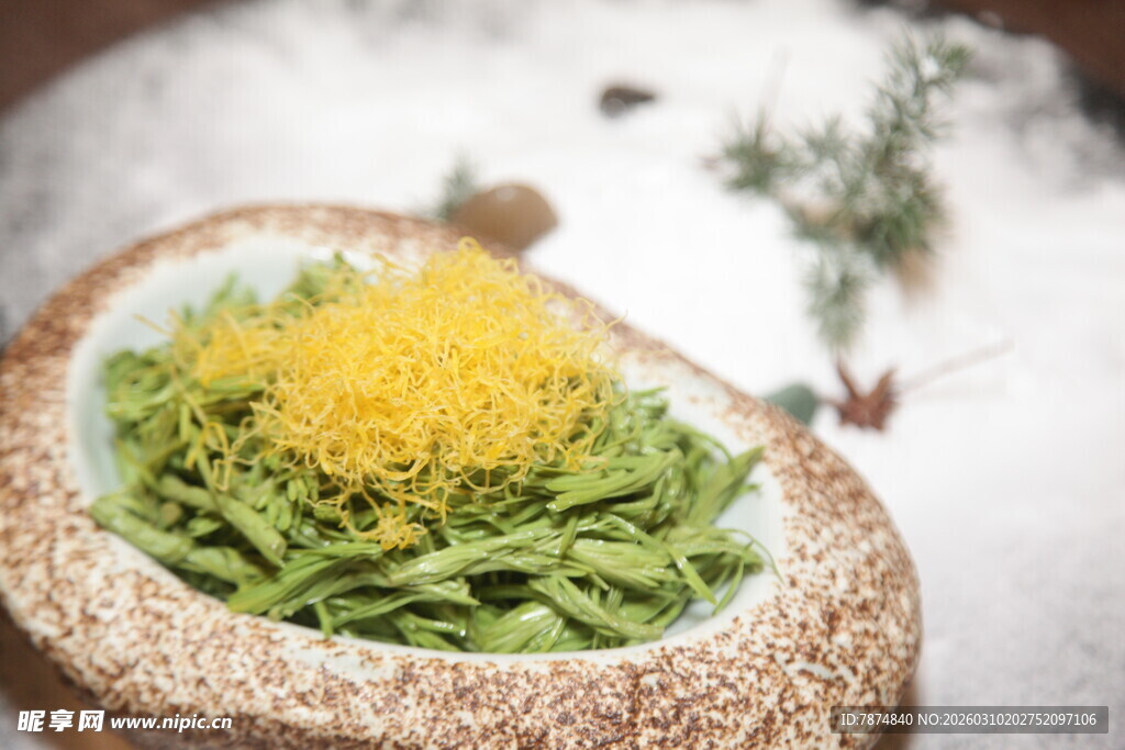 绿色意面配黄色碎屑美食
