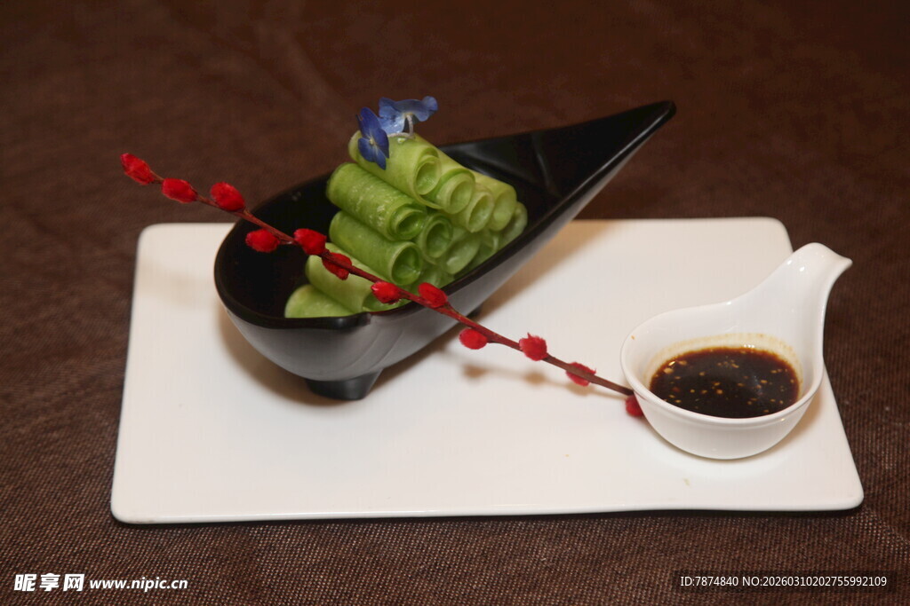 精致日式绿叶蔬菜摆盘