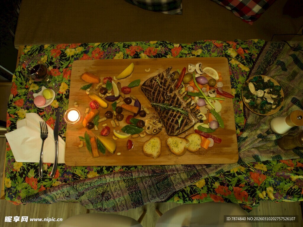 精致水果拼盘摆放在餐桌