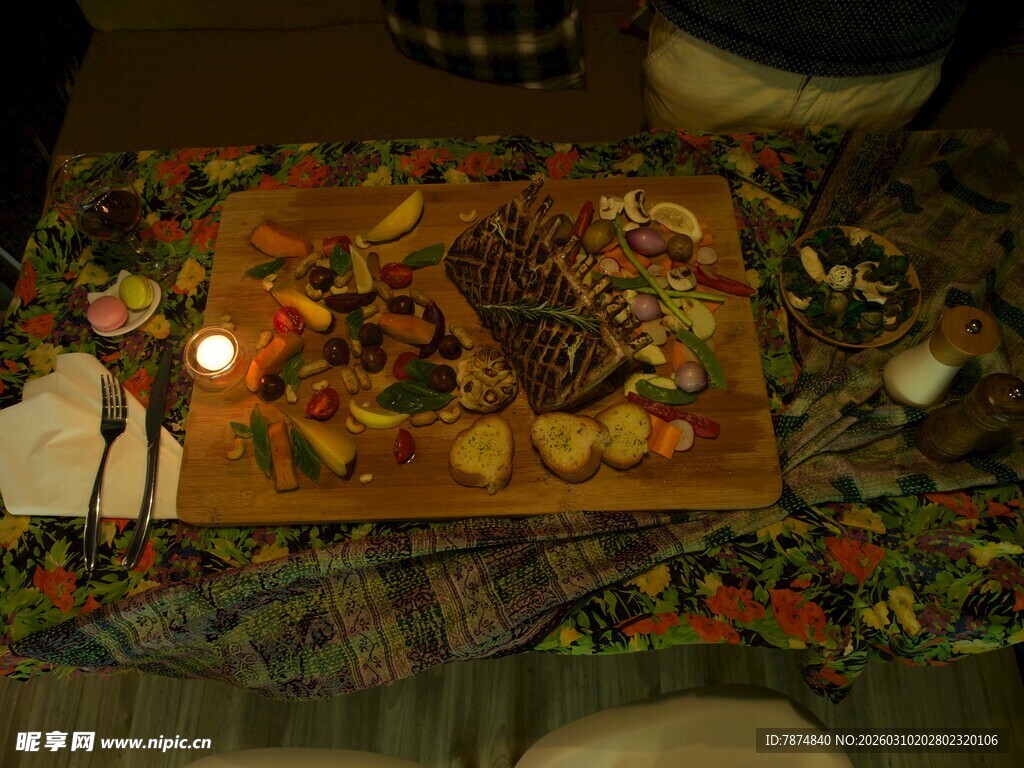 温馨餐桌美食布置场景