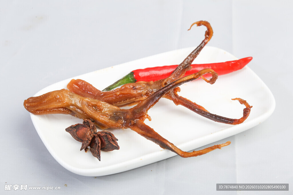 香辣鱿鱼须摆放在白盘上