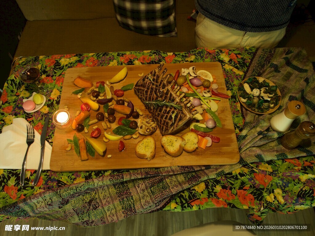 丰盛户外野餐美食拼盘