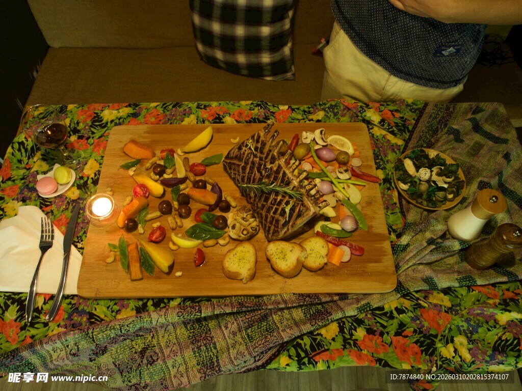 美味烤肉拼盘摆放在桌