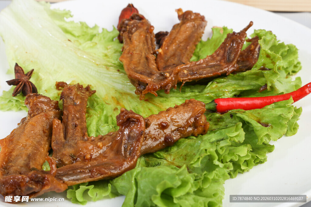 美味卤鸭翅摆于生菜上