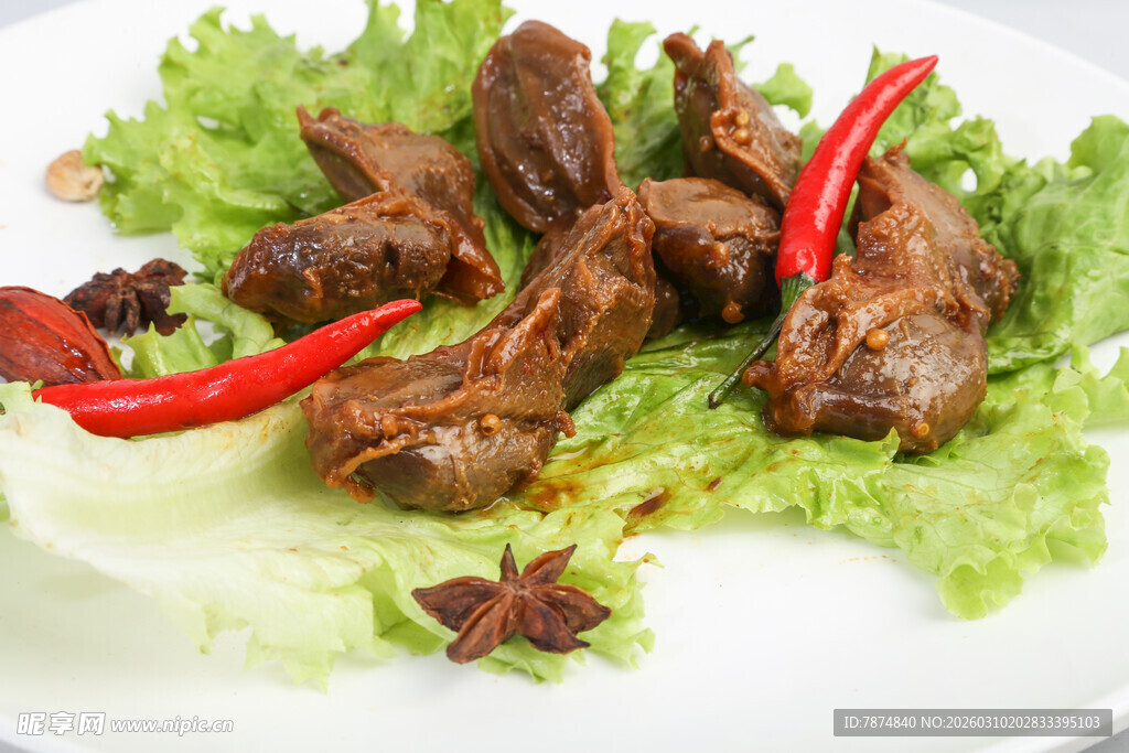 香辣卤鸭脖摆于生菜上
