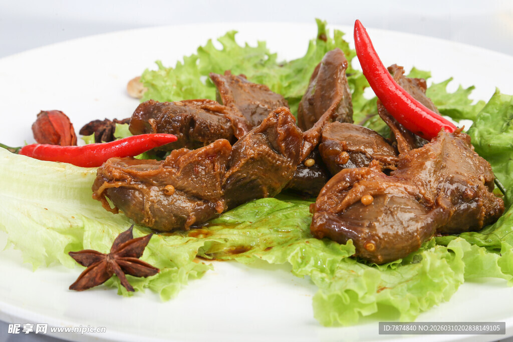 香辣烤羊排配新鲜生菜