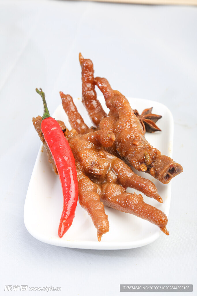 卤鸡爪配红辣椒