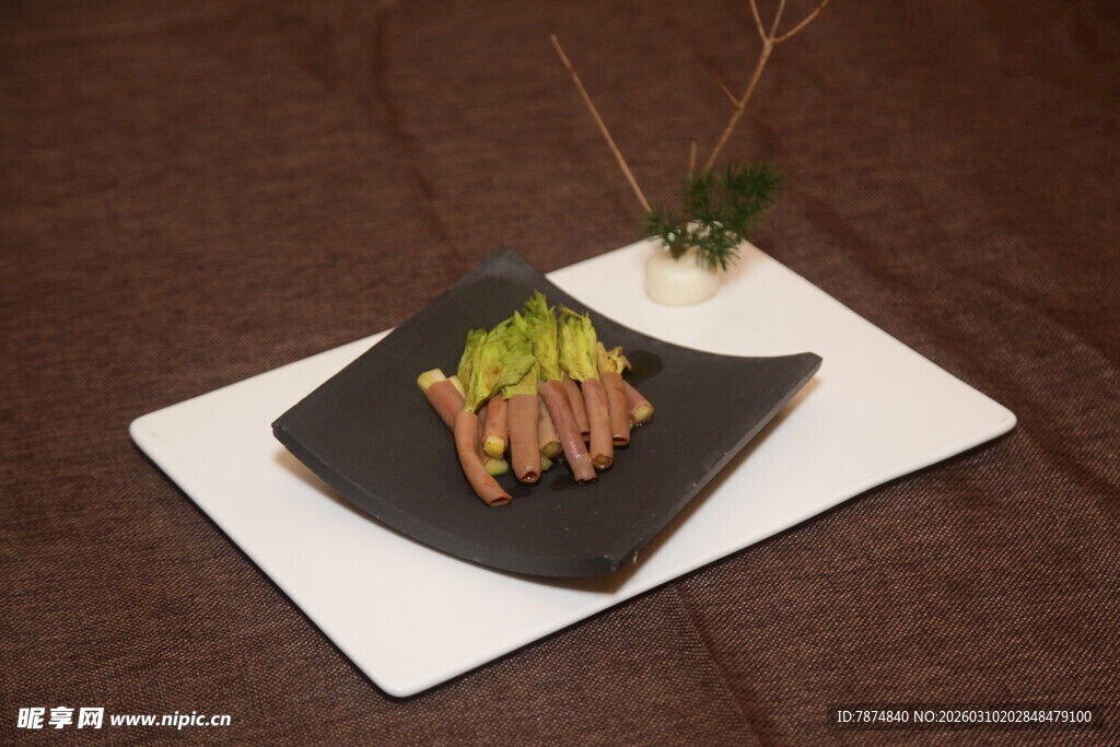 精致摆盘的美味烤肉串