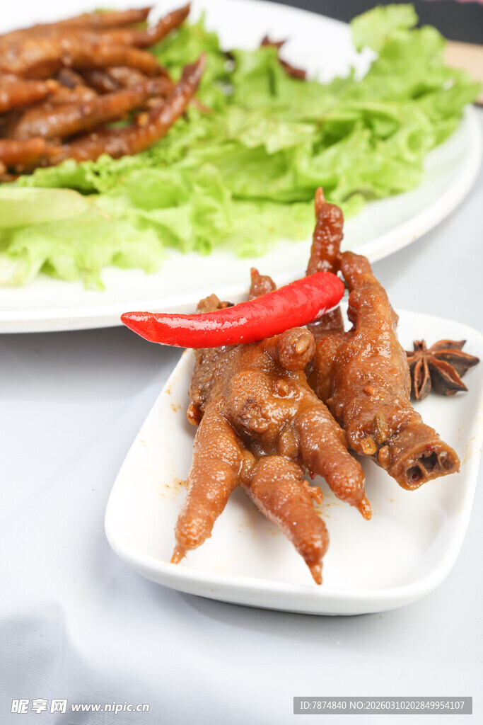 美味卤鸡爪与配菜