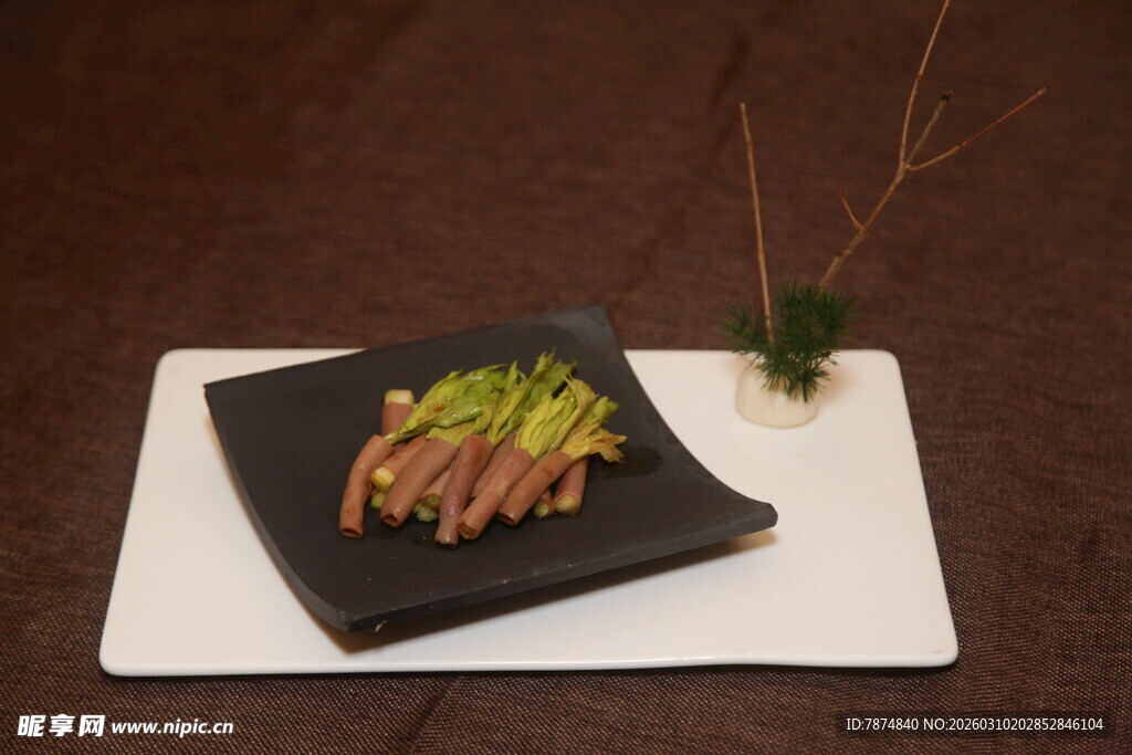 精致摆盘的美味烤肉