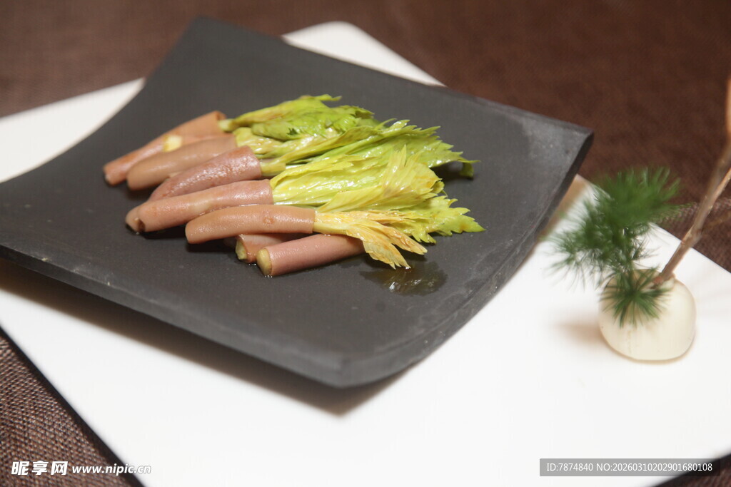 精致摆盘的美味香肠与蔬菜