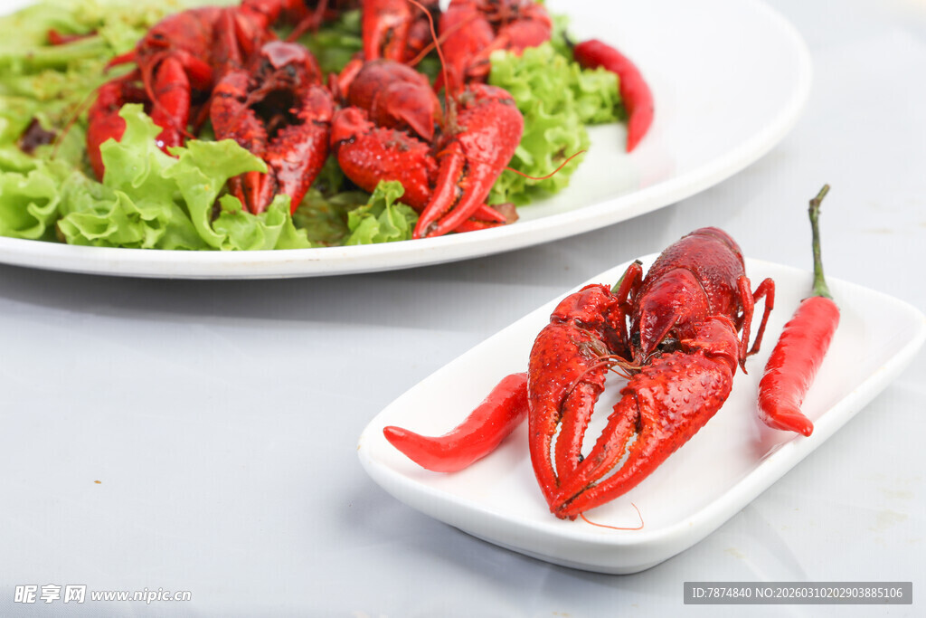 美味小龙虾与辣椒摆盘