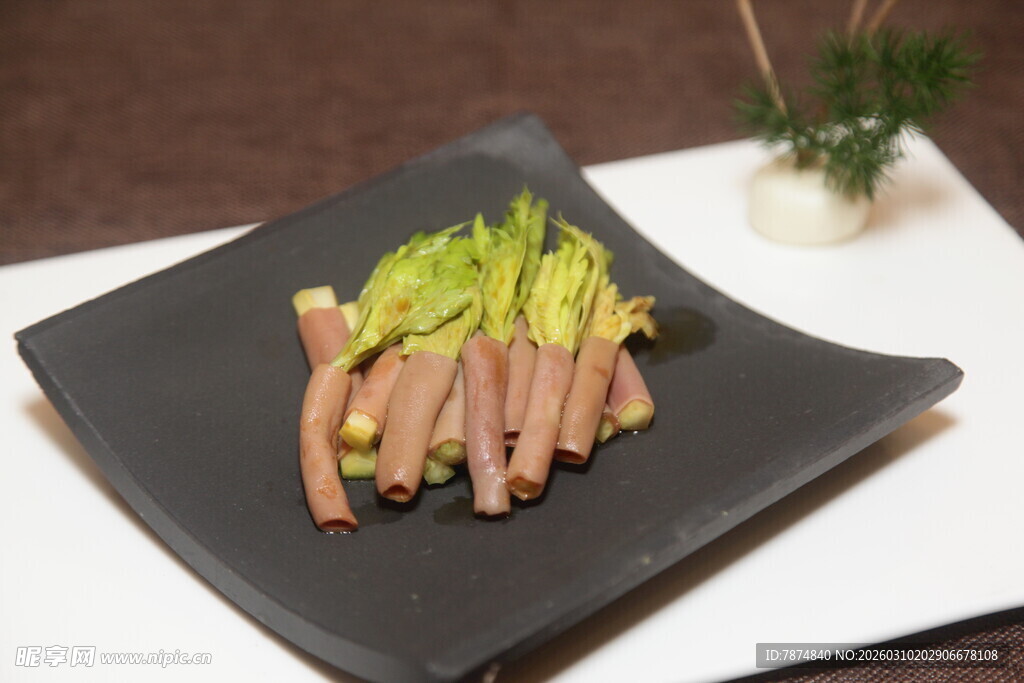 芦笋培根卷美食摆盘