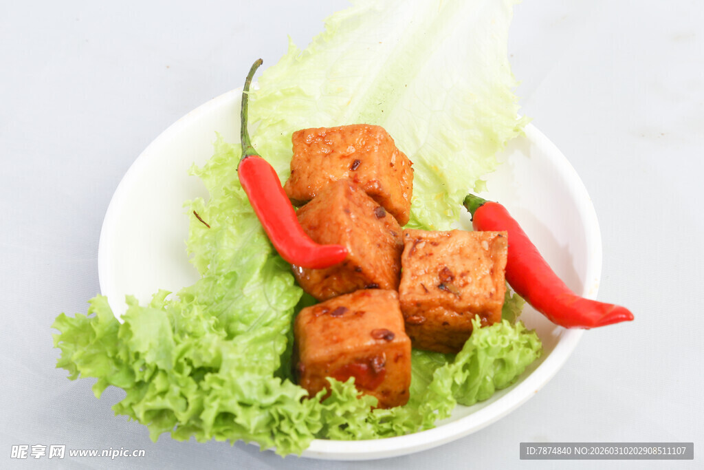 美味豆腐配生菜与辣椒