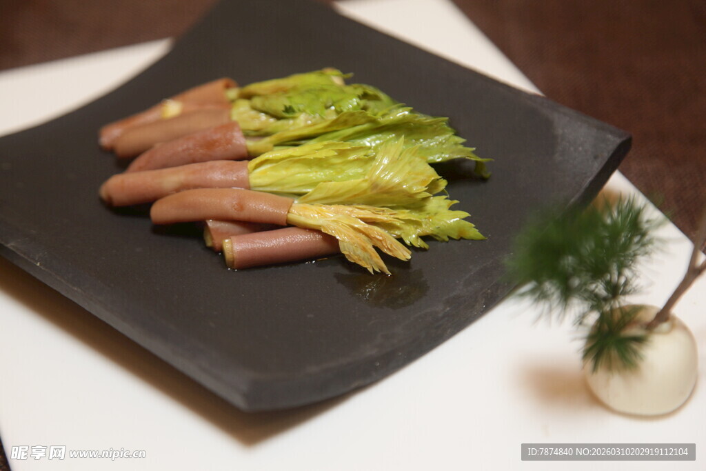 精致摆盘的蔬菜与香肠