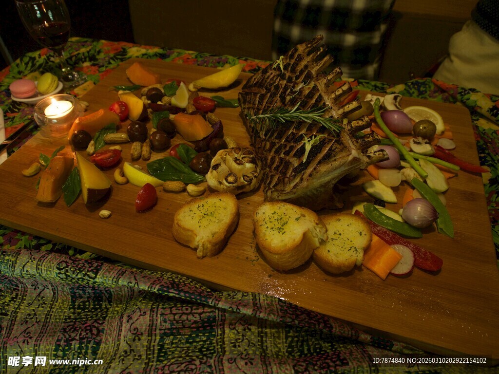 丰盛的创意拼盘美食