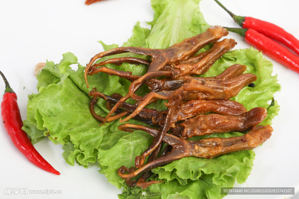 卤鸭舌配生菜与辣椒