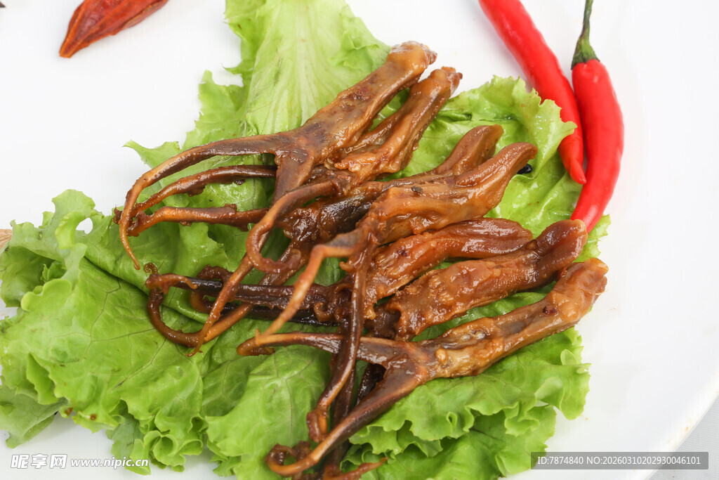 香辣鸭舌配鲜绿生菜