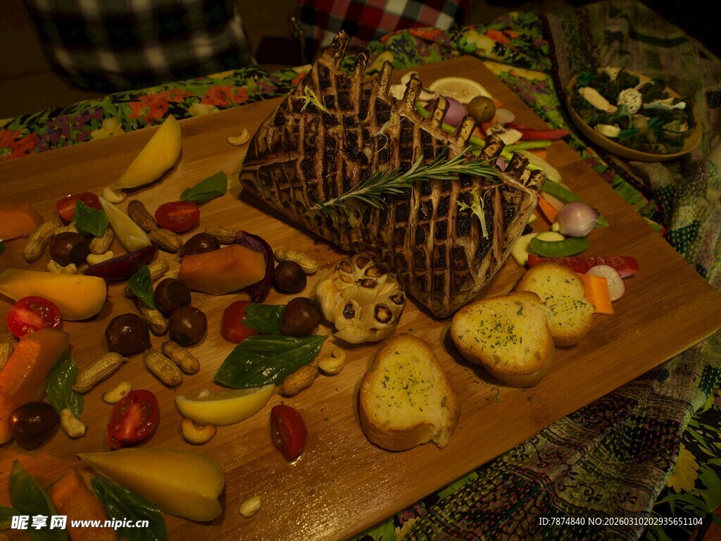 美味圣诞树根蛋糕摆盘