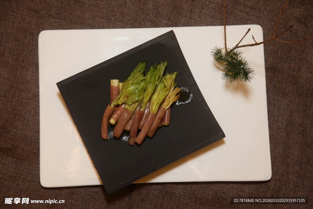 黑色砧板上的鲜嫩芦笋