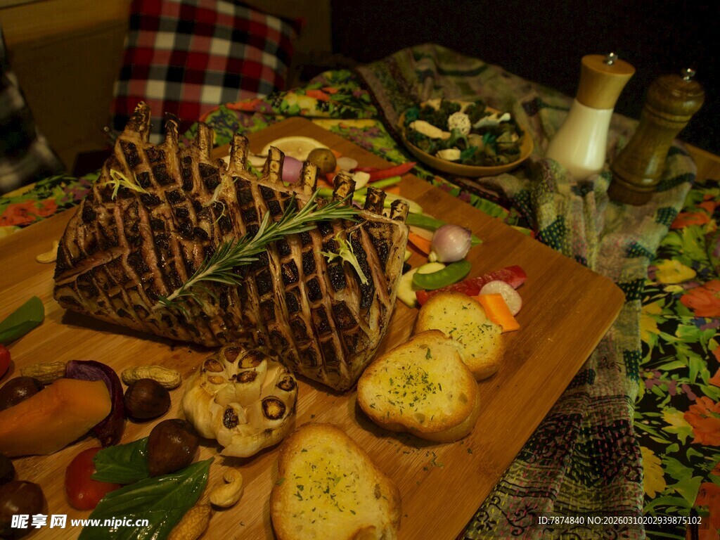 丰盛西餐摆盘美食盛宴