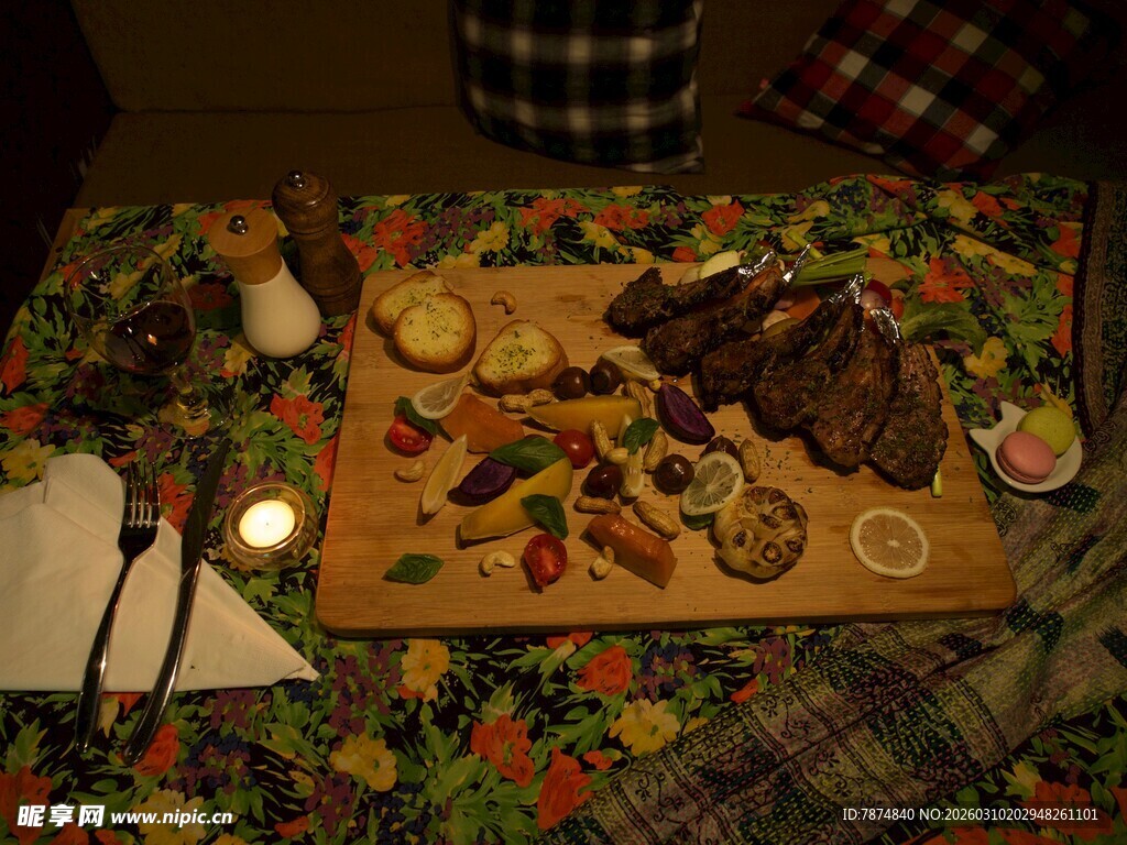 丰盛美食摆于多彩桌布上