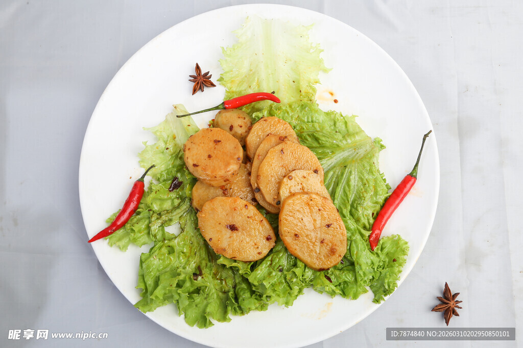 香煎鸡肉配生菜与辣椒