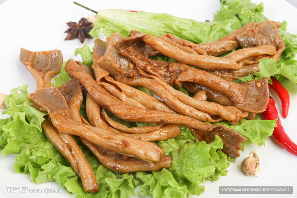 美味卤鸭掌配新鲜生菜