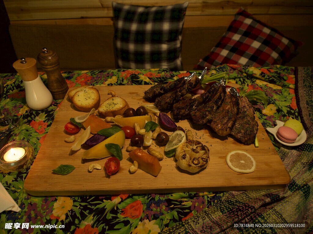 丰盛野餐美食摆满桌