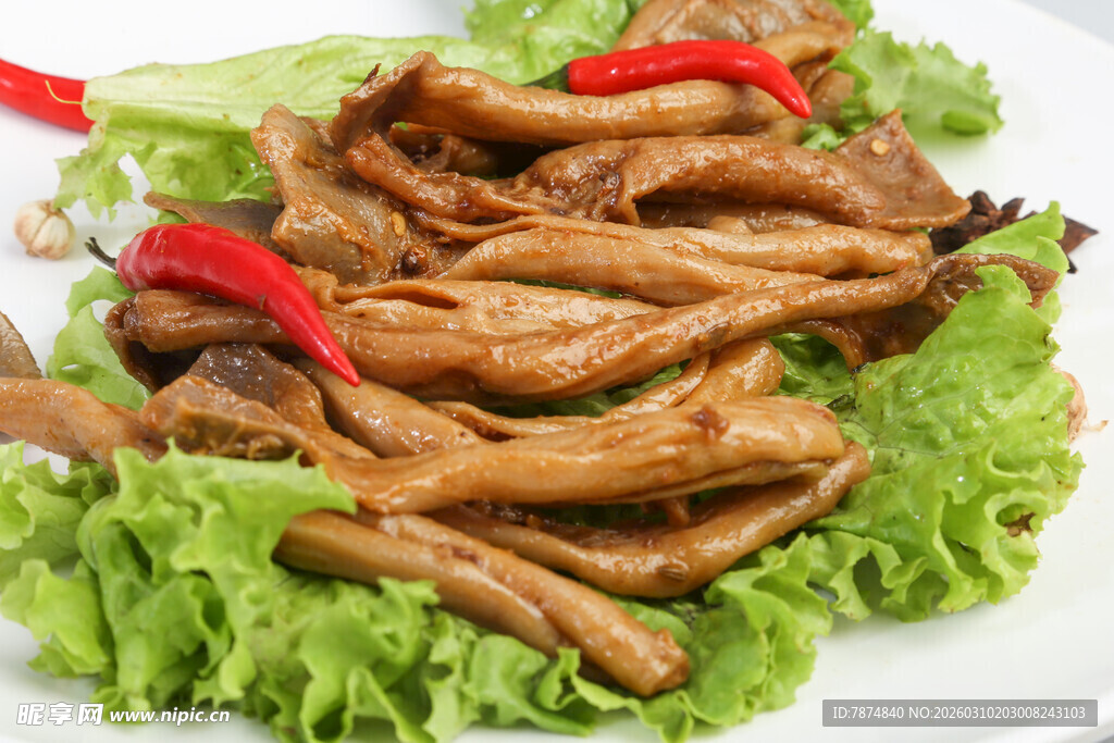 美味卤鸭舌配新鲜生菜