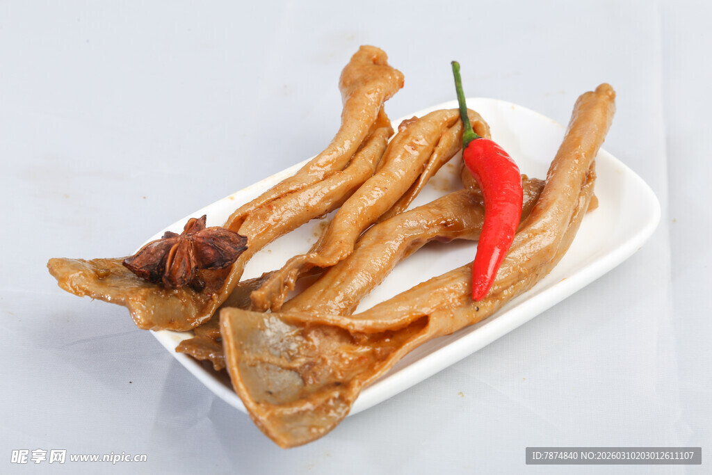 卤鸭掌配辣椒香料展示