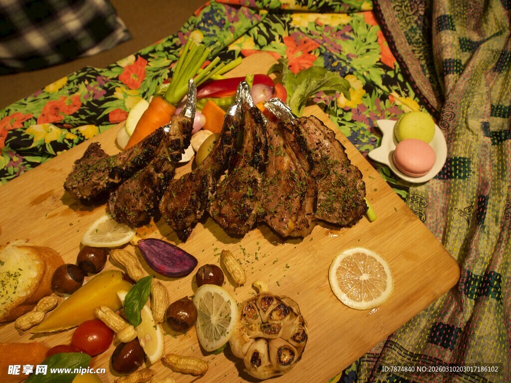 美味牛排与多样配菜拼盘