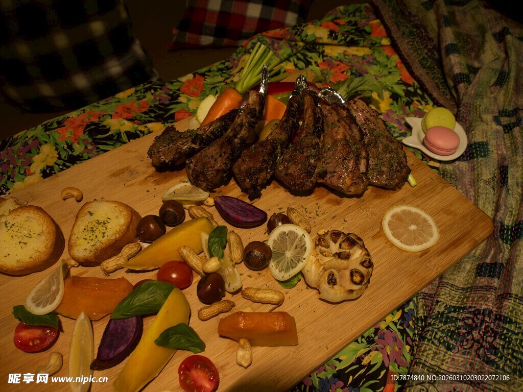 丰盛烤肉拼盘与多样配菜