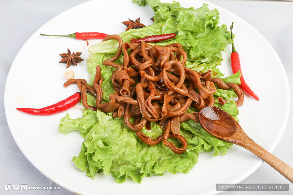 香辣肉丝摆于生菜之上