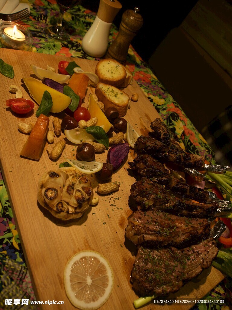 丰盛烤肉与多彩蔬菜拼盘