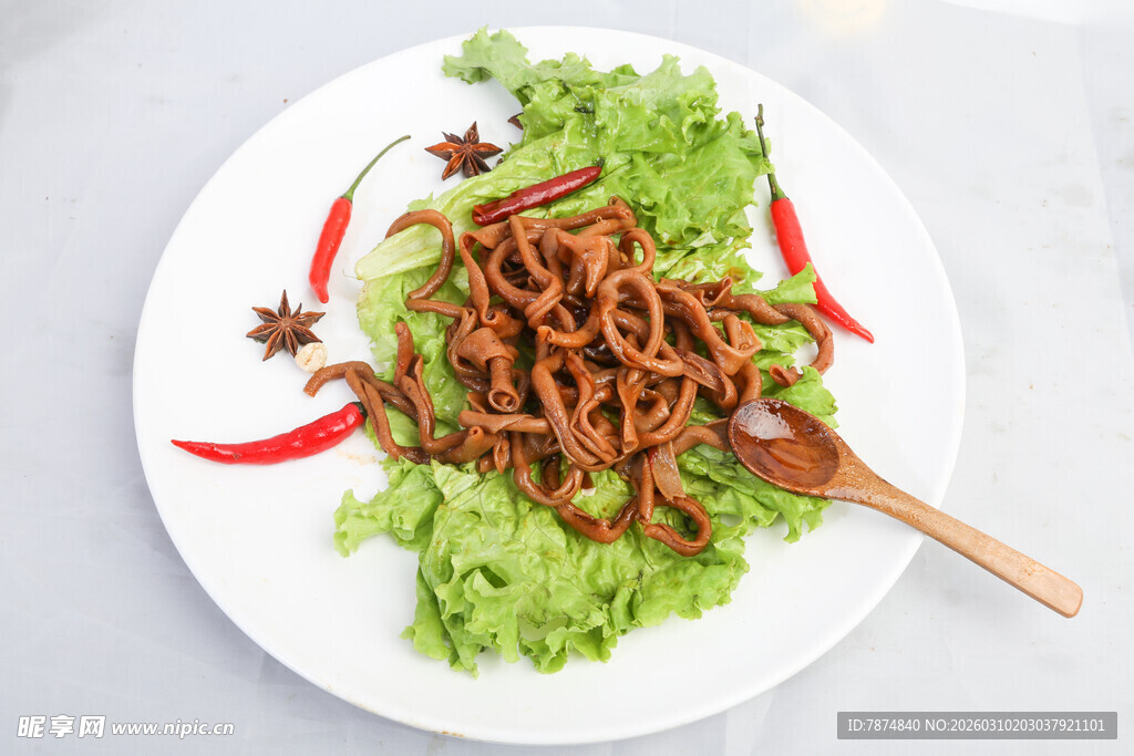 美味酱卤猪耳摆生菜上