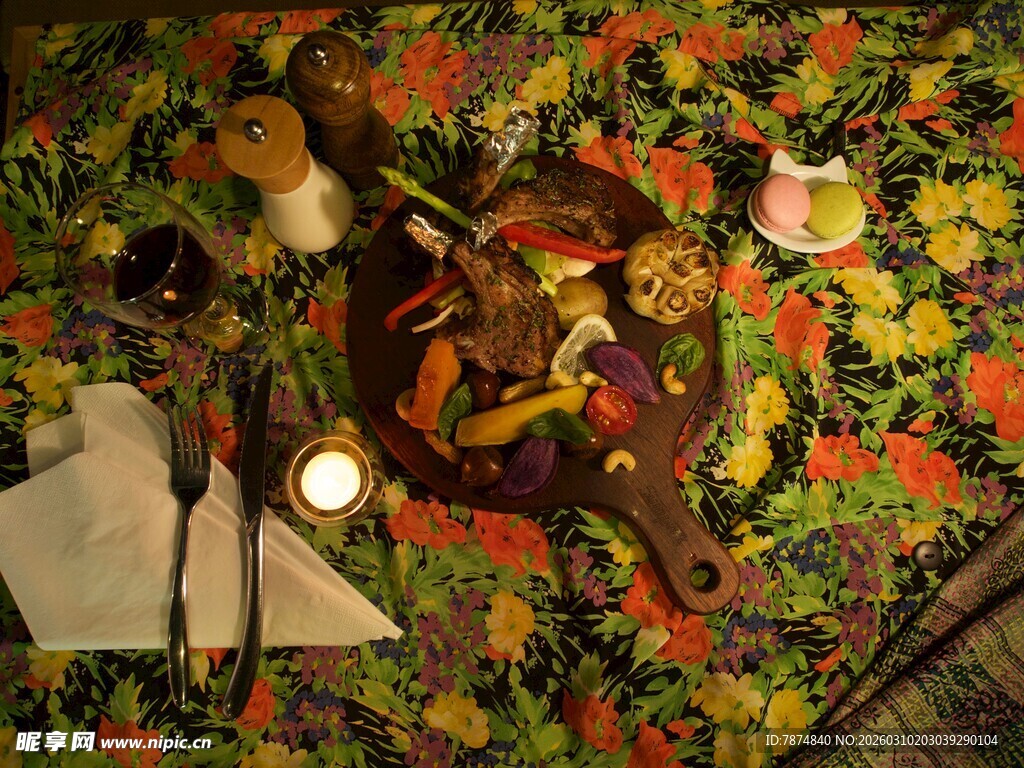 多彩花卉背景下的餐具布置