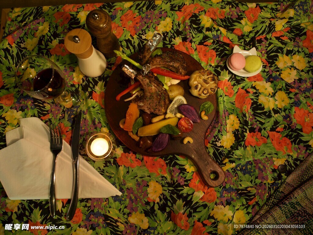 多彩花卉图案的精美织物