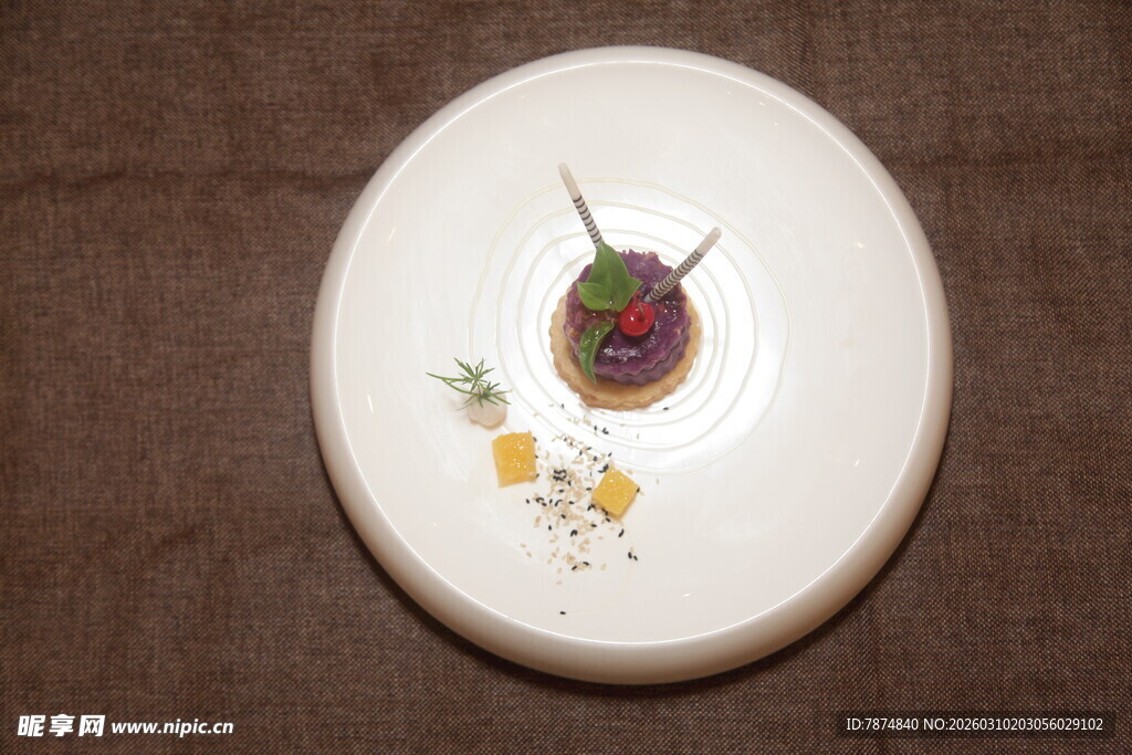 复古花卉图案白色陶瓷盘