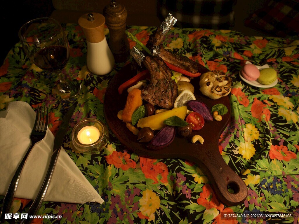 秋日温馨餐桌美食景象