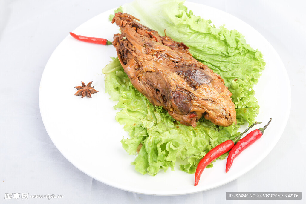 香煎鱼配蔬菜与香料