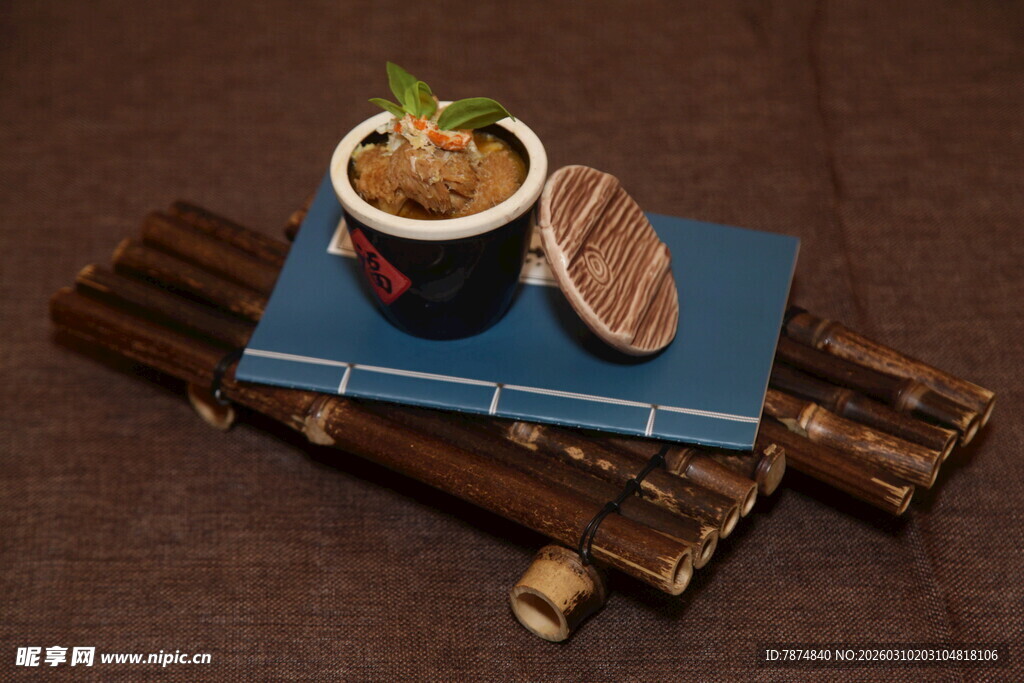 盆栽置于书本与木条之上