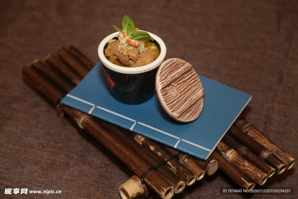 书本上的盆栽创意小景